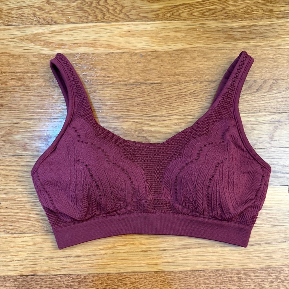 Athleta Textured Knit Sports Bra in Burgundy Red - Size Medium